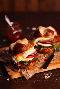 Burgery z wołowiną, bułką bawarską, pastą paprykową, jajkiem i dodatkami
