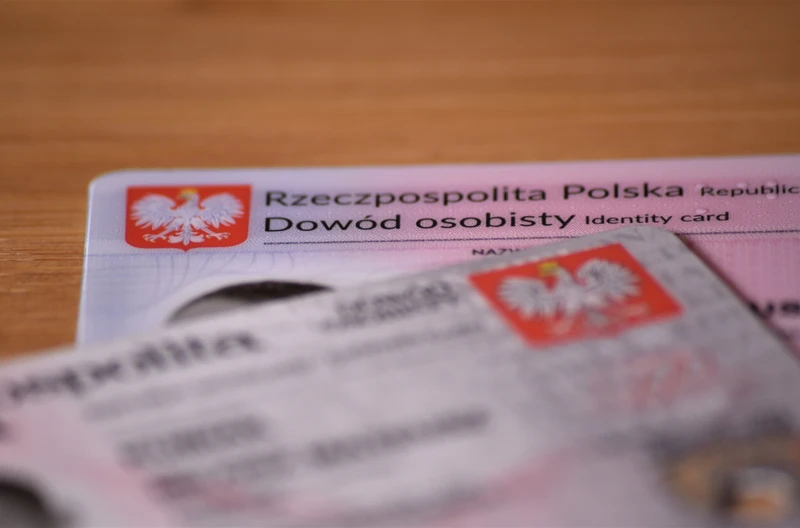 Rewolucyjna zmiana w całej UE! Plastikowe dokumenty mogą odejść do historii!
