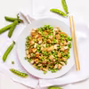 Low-carb pad thai z makaronu z alg morskich z tofu i zielonym groszkiem