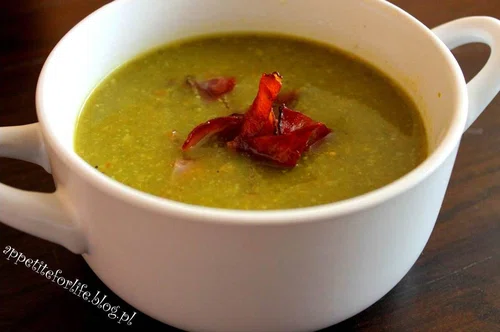 Zielona kremowa zupa z fasolki szparagowej
