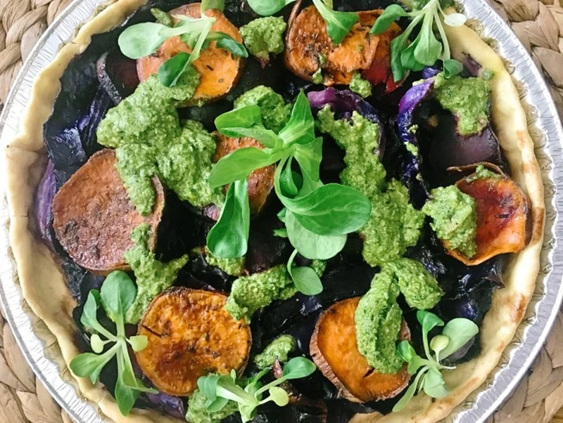 Tarta z pieczoną kapustą, batatem i pesto