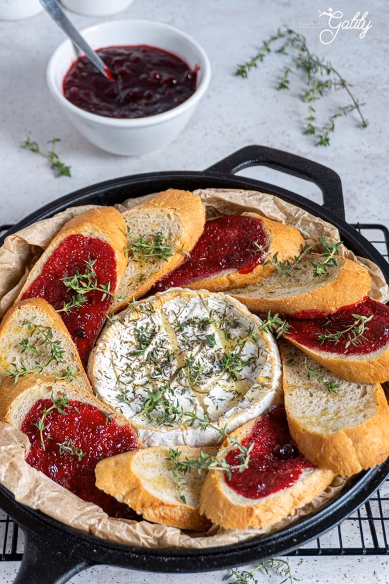 Grillowany camembert z borówkami