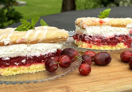 Ciasto agrestowe z bitą śmietaną