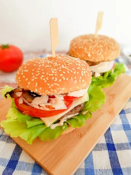 Domowe burgery z pieczarkami i sosem majonezowo-pietruszkowym