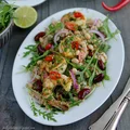 Sałatka z  krewetkami w chimichurri, kaszą orkiszową, rukolą i fasolą
