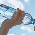 Co się dzieje z ciałem jeśli codziennie pijesz 2 litry wody? Sprawdź to ważne!