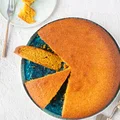 Pomarańczowe ciasto z kaszki kukurydzianej z palonym masłem