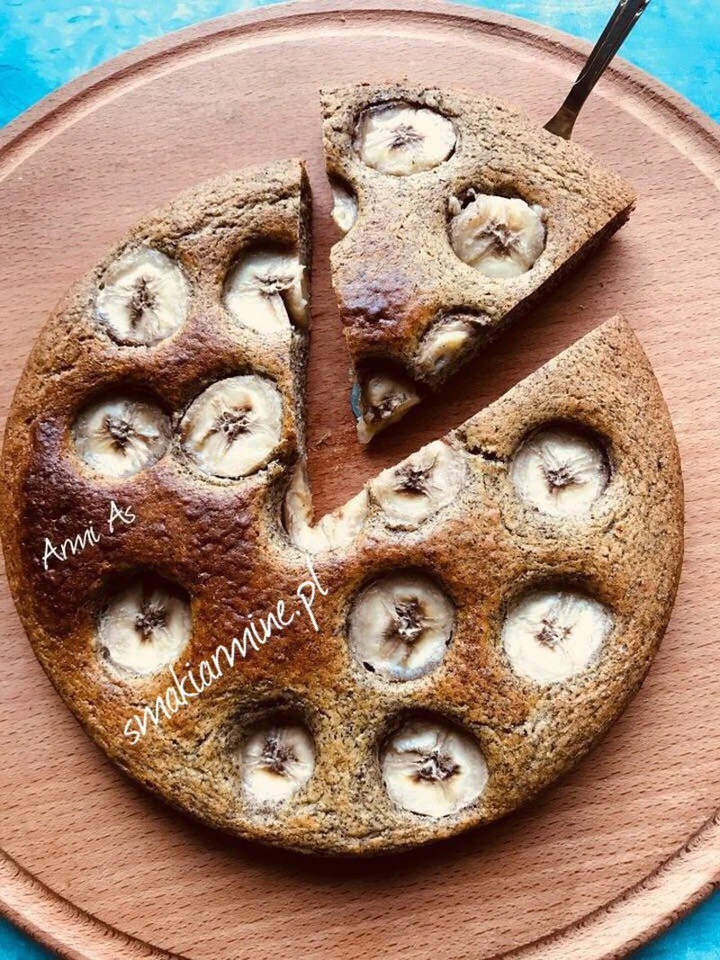 Placek kukurydziano -ryżowy z makiem i bananem