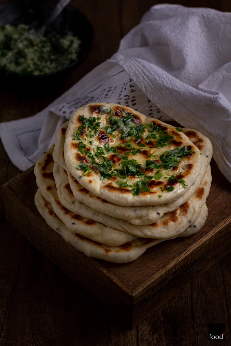 Chlebki naan z masłem czosnkowym