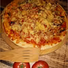 Domowa pizza na cieście z dodatkiem suszonej bazylii