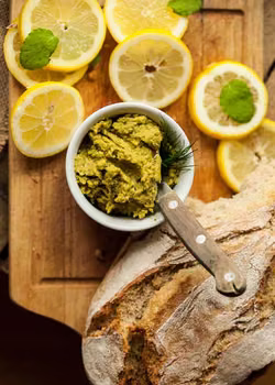 Pasta mocno cytrynowa z groszku z pieczonym czosnkiem i aromatycznymi przyprawami