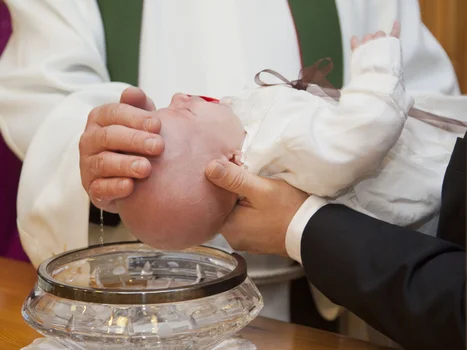 Czy nieślubne dziecko ma prawo do chrztu?