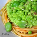 Makaron razowy z pastą z bobu, groszku cukrowego i szynki parmeńskiej