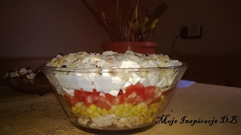 sałatka z serem feta i migdałami.