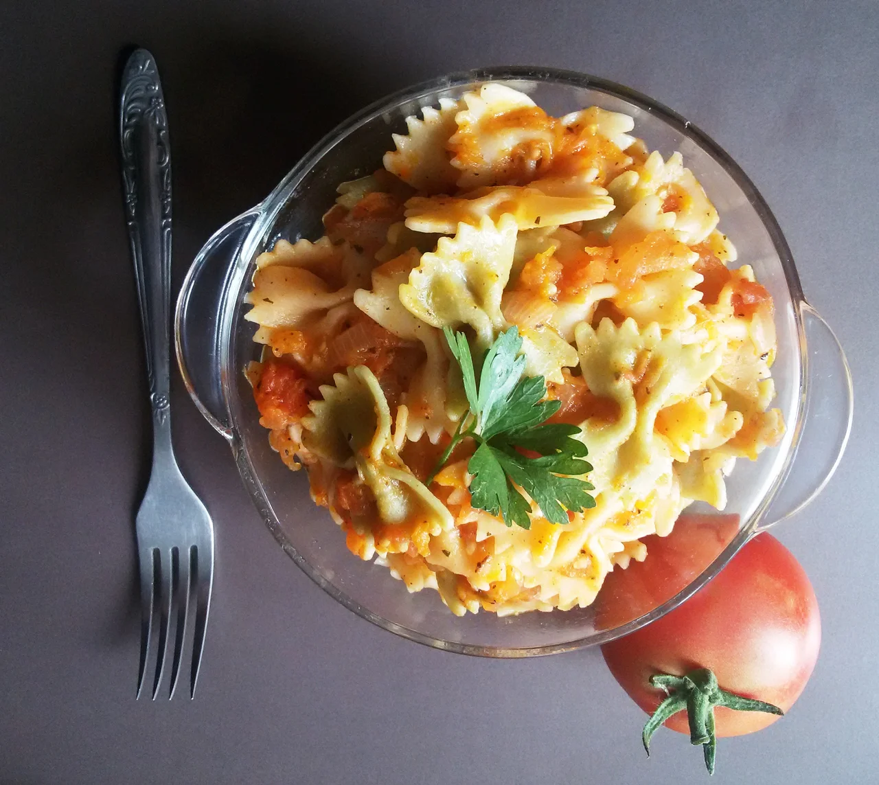 Pasta with fresh tomato sauce / Nuddeln mit Tomatensosse / Makaron z sosem ze świeżych pomidorów