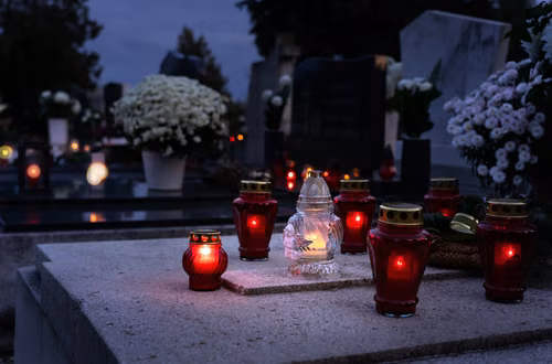 Czy zmarli się z nami kontaktują? Oto 10 sygnałów według psychologii i tradycji
