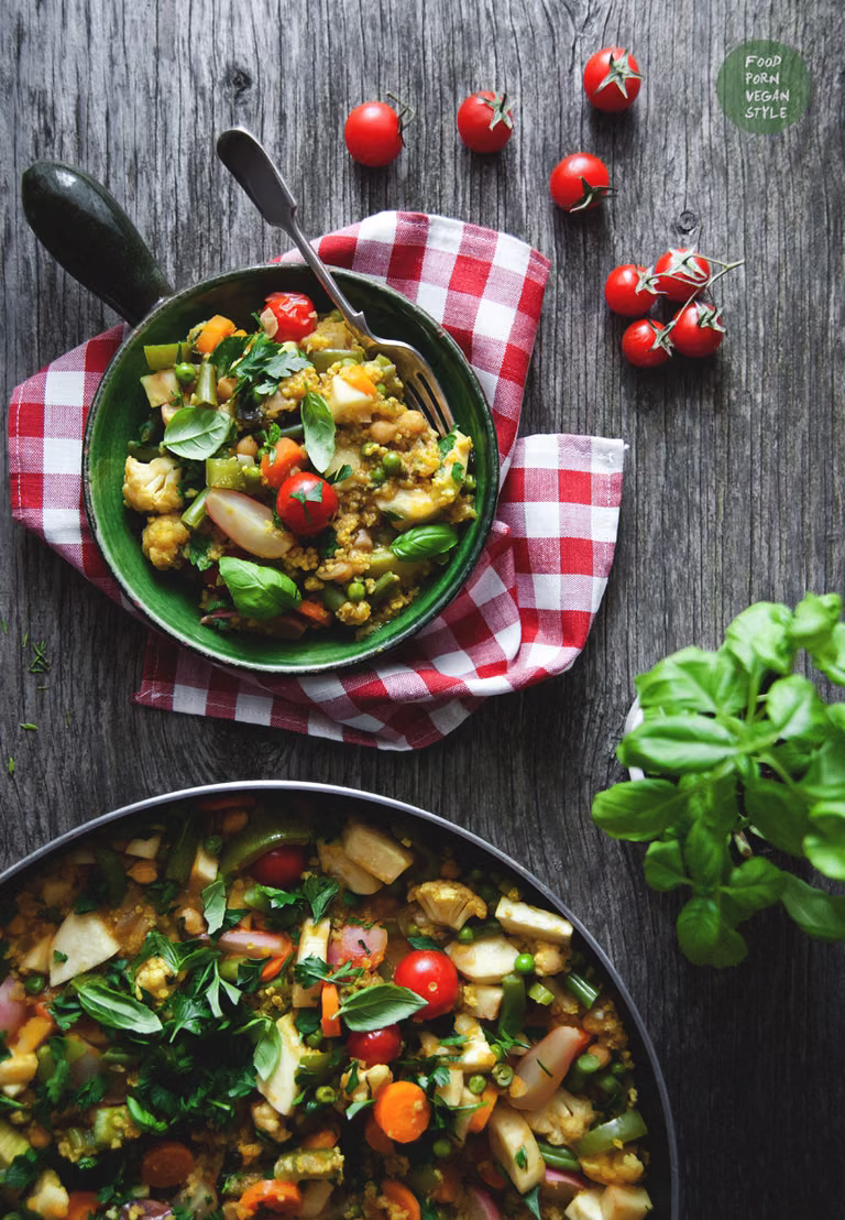 Warzywna paella z ciecierzycą i kaszą jaglaną