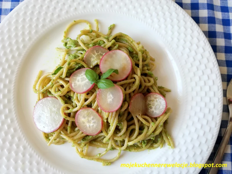 Spaghetti z pesto z liści rzodkiewki i rukoli