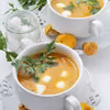 Zupa kurkowa z sokiem marchwiowym i serem mozzarella