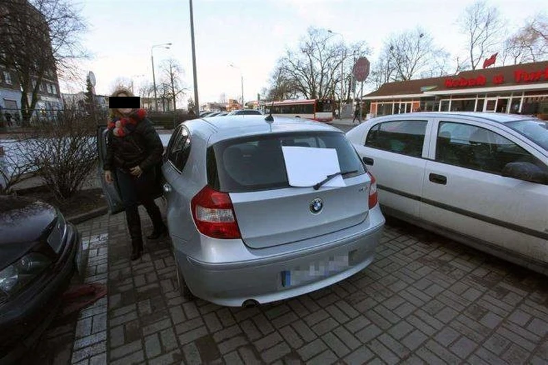 Jeżeli wsiadłaś do samochodu i zauważyłaś KARTKĘ na tylnej szybie – NIE WYSIADAJ!
