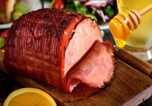 Szynka w glazurze? Ten trik sprawi, że będzie miała chrupiącą skórkę i miękkie wnętrze