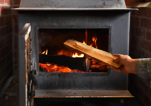 Zakaz palenia drewnem w kominkach od 7 września 2025 roku? Ministerstwo Klimatu wydało jasny komunikat