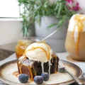 Bezglutenowe brownie z waniliowymi lodami i solonym karmelem