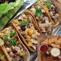 Tacos z sałatką meksykańską i domowe nachosy