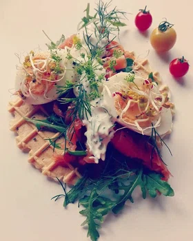 Podpłomyk z wędzonym łososiem, jajkiem i sosem jogurtowo – koperkowym