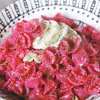 Makaron z pesto z buraka z kozim serem
