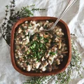 Wegański gulasz z pieczarkami, pęczakiem i stripsami z tofu