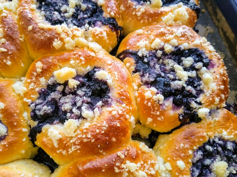 Drożdżówki z jagodami