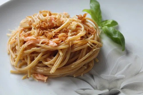 Spaghetti carbonara z łososiem
