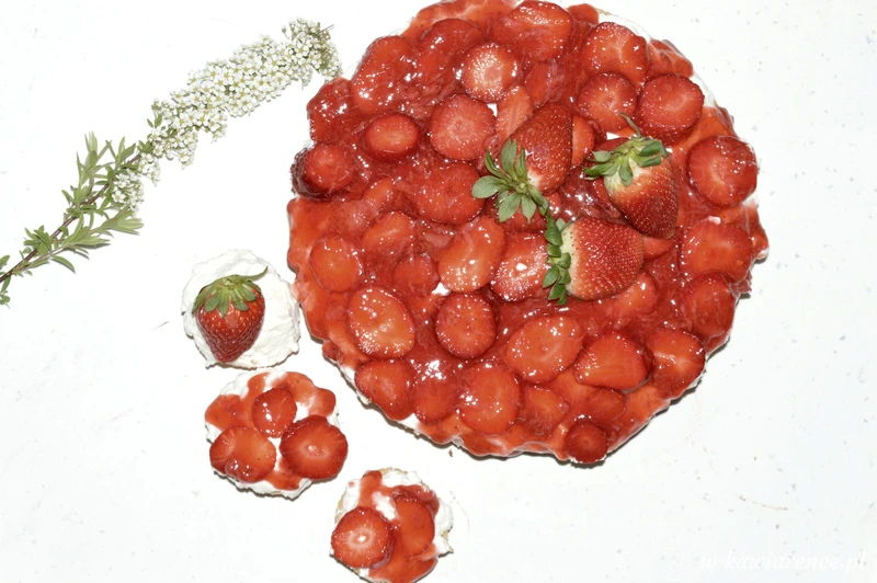 prosty placek z truskawkami / bez pieczenia /