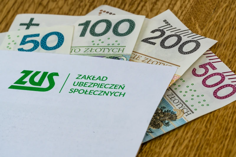 Wróciłeś zza granicy, jesteś na kwarantannie. Sprawdź, czy należy Ci się zasiłek chorobowy