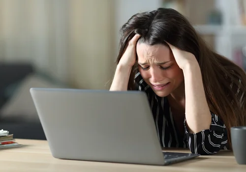 „Po rozwodzie mąż mnie oczernia w internecie i przed dziećmi – jak się bronić?” – pisze Anna [LIST]