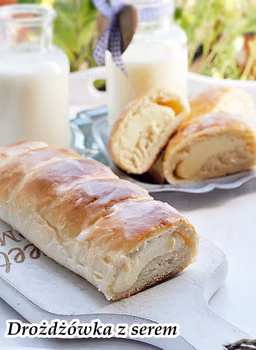 Drożdżóka z serem i lukrem