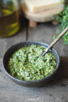 Pesto z rukoli z kaparami – Kardamonowy