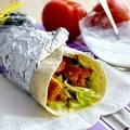tortilla z kurczakiem i sosem czosnkowym