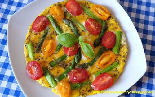 Omlet ze szparagami i pomidorami - 195 kcal