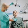 Leczenie u dentysty bez wysokich rachunków – jak działają kliniki uniwersyteckie?