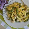 Makaron penne z indykiem i szparagami w sosie śmietanowym