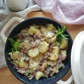 zapiekanka z ziemniakami, pieczarkami, boczkiem i beszamelem