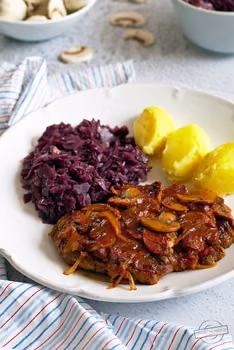 Karkówka zapiekana z pieczarkami i cebulą w pomidorowym sosie