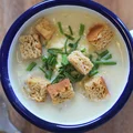 Zupa krem z kalafiora z serem cheddar.