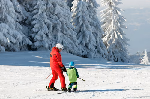 Od jakiego wieku można uczyć dziecko na nartach lub snowboardzie? Kompleksowy poradnik dla rodziców