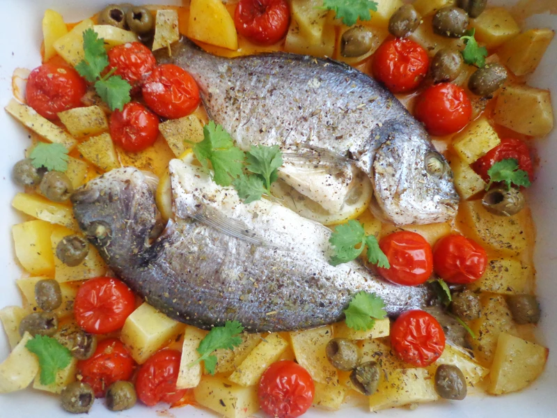 Pieczona dorada z ziemniakami, pomidorkami i oliwkami