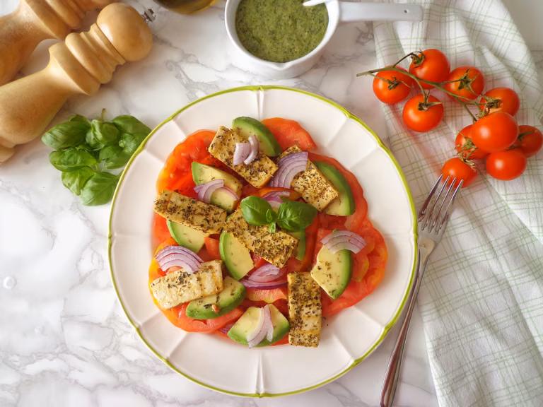 Pomidory z grillowanym tofu, awokado i pesto z bazylii