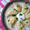 Pierogi z twarogiem i szczypiorkiem.