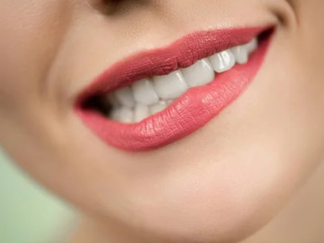 Dentysta wylicza codzienne nawyki, które mogą szkodzić Twoim zębom. Lepiej je znać!